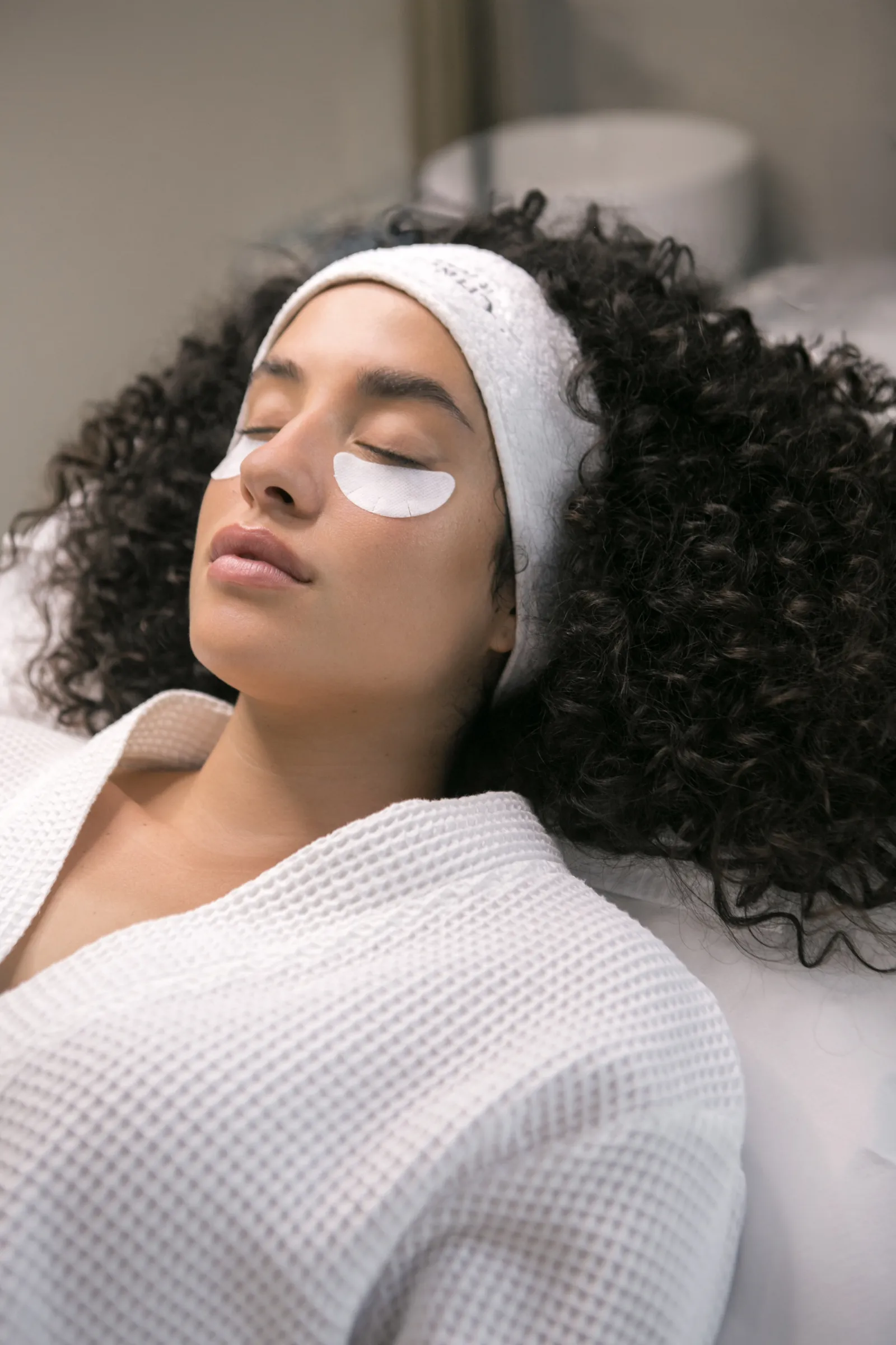 Trattamento contorno occhi rilassante con patch in centro estetico di lusso Velluto Beauty Lab
