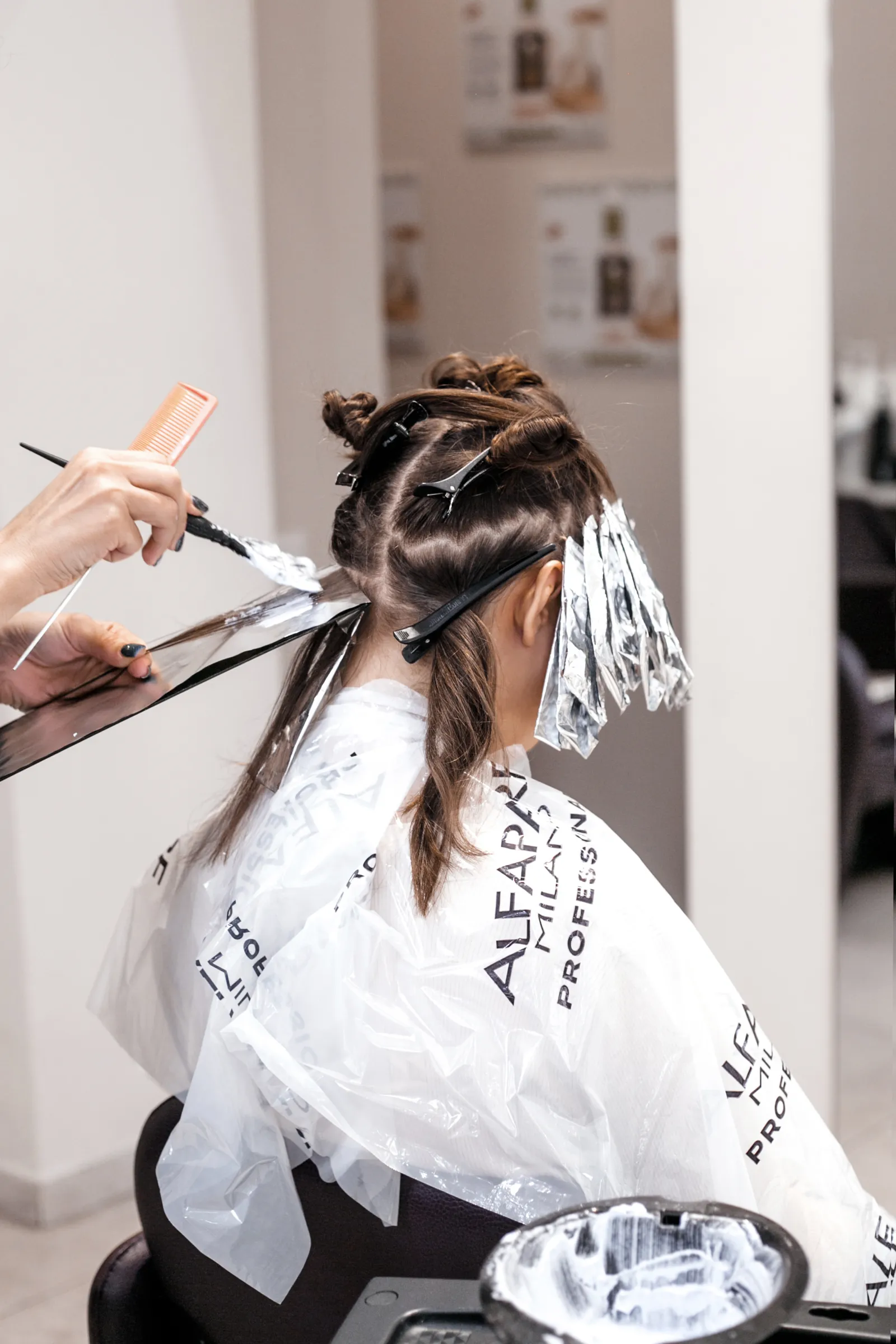 Trattamento capelli professionale con applicazione colore in salone di bellezza