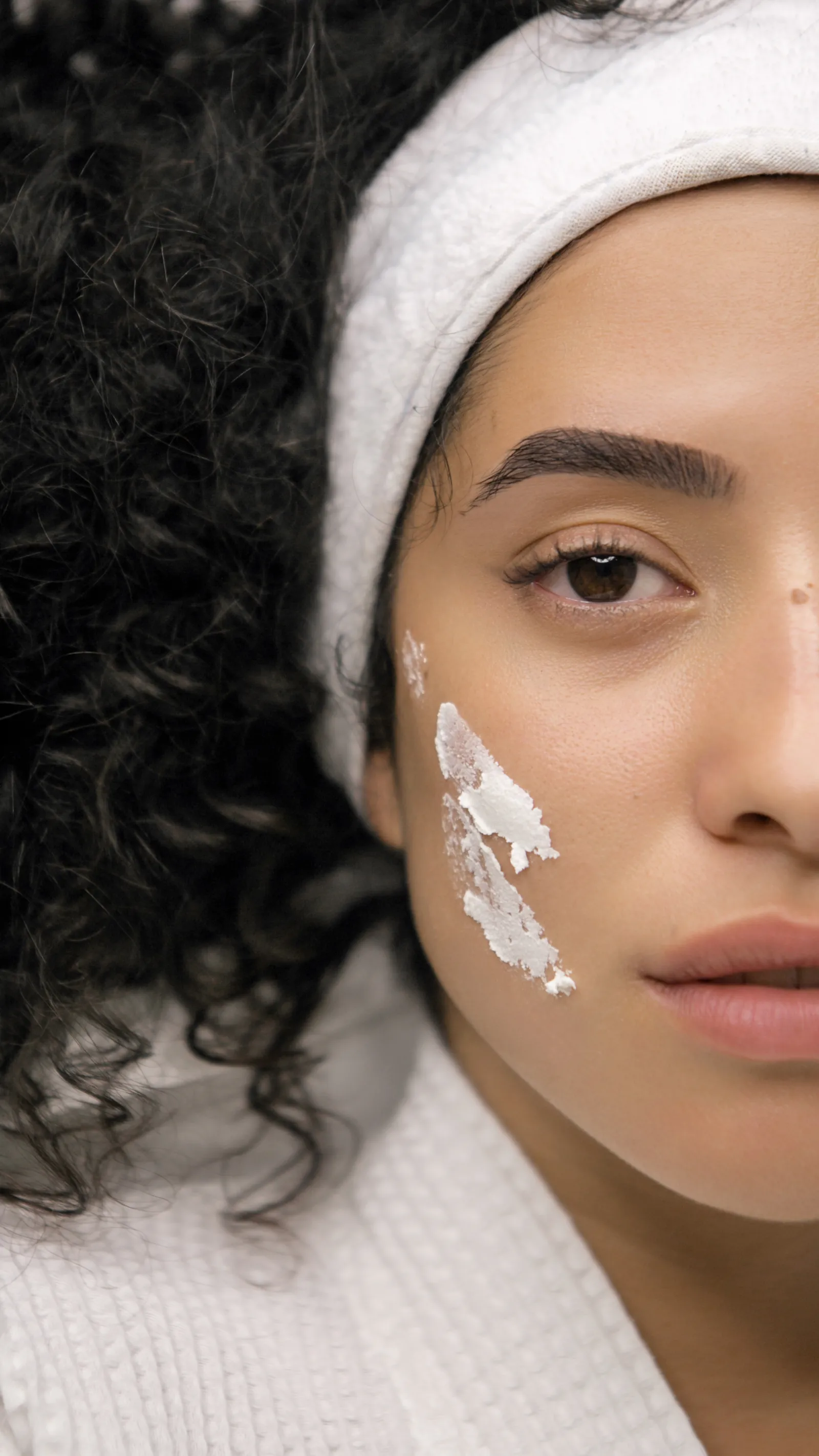 Cliente rilassata in accappatoio in centro estetico Velluto Beauty Lab