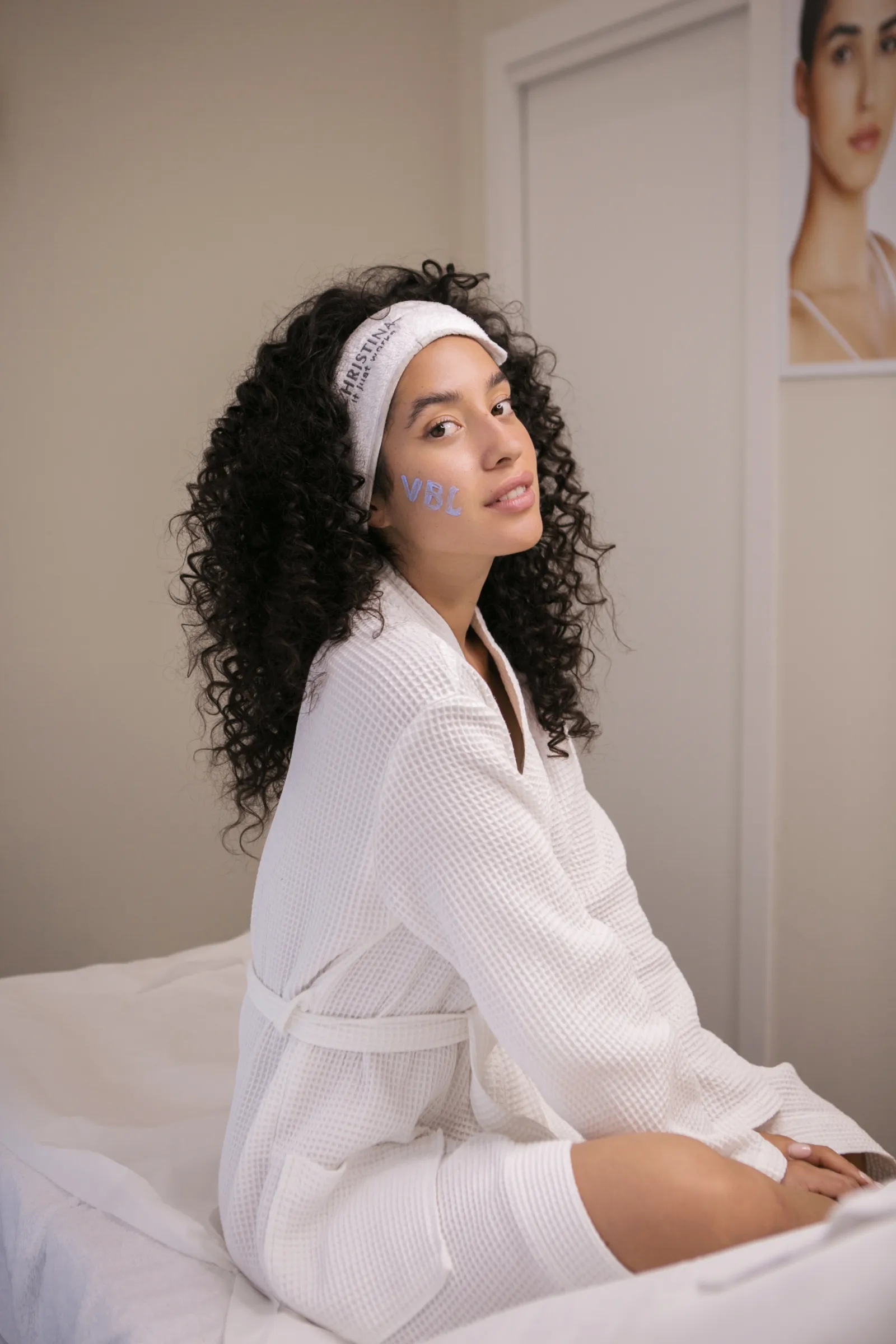 Cliente in accappatoio durante trattamento relax in centro estetico Velluto Beauty Lab