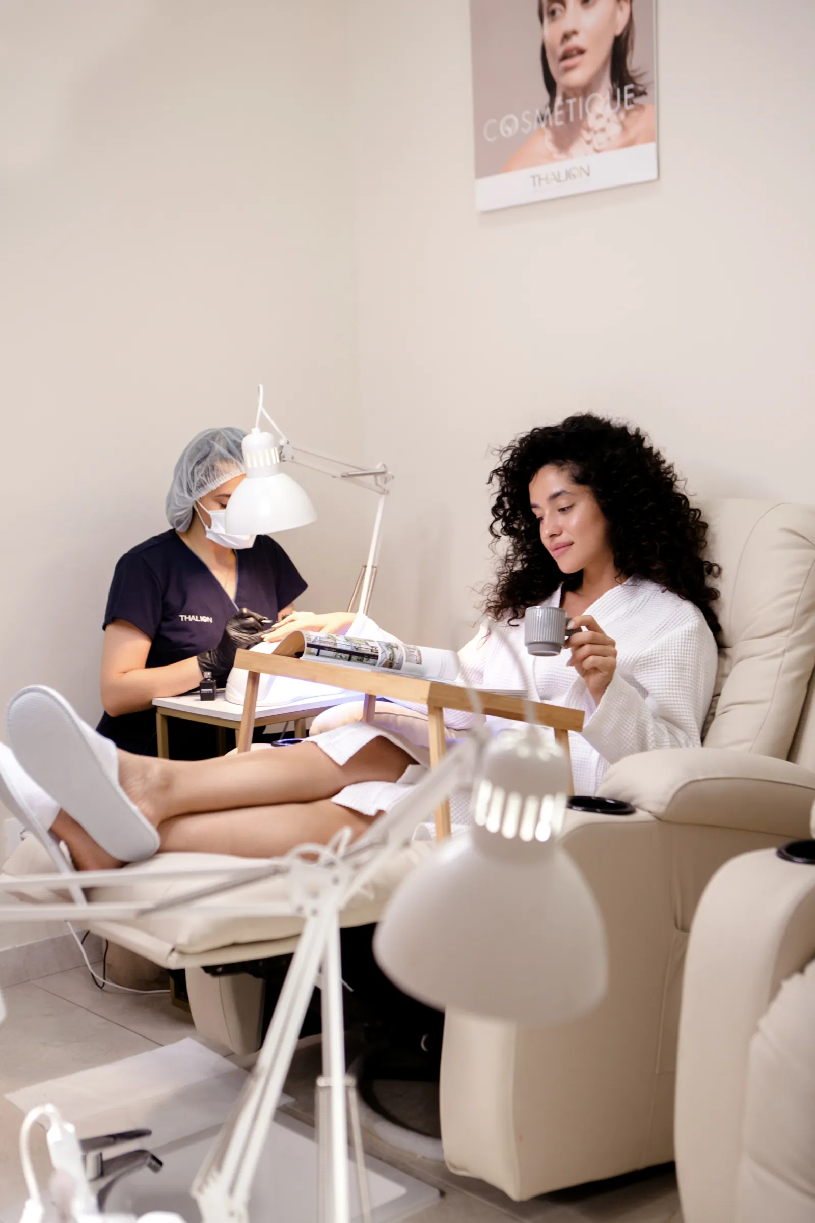 Trattamento pedicure professionale in salone di bellezza con cliente in relax su poltrona comfort