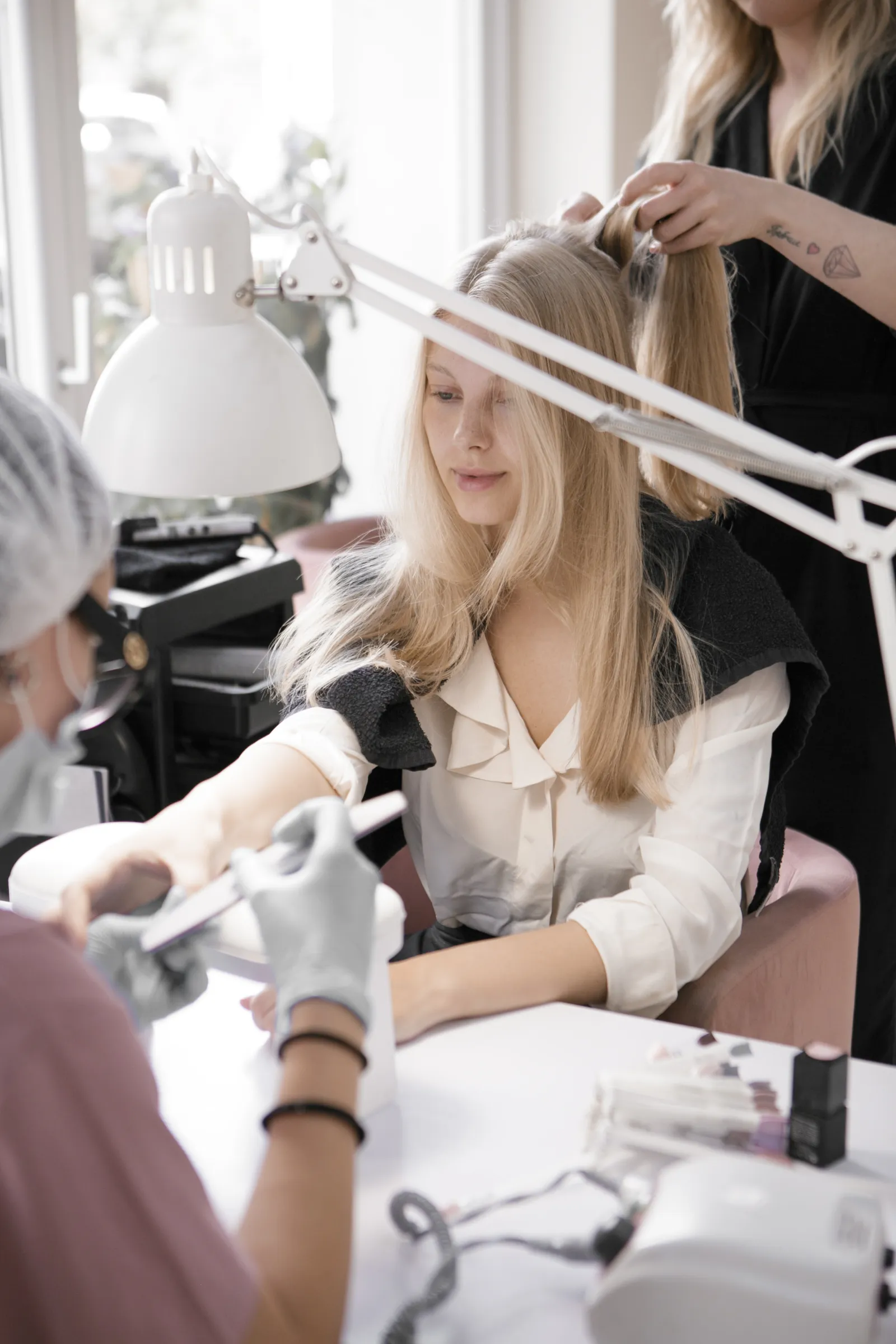 Manicure professionale con trattamento unghie in salone di bellezza di lusso
